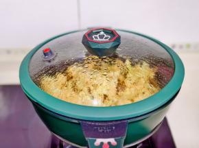 盖上盖子将花菜烧至断生。