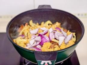 加入洋葱。