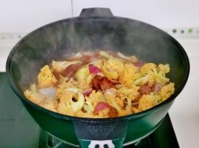 按个人口味加入盐快速翻炒均匀出锅。