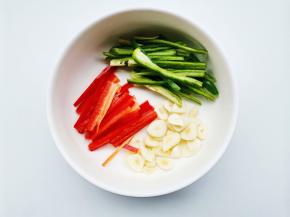 豆芽洗净，大蒜切片，青红椒切条。