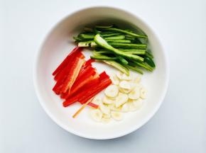 豆芽洗净，大蒜切片，青红椒切条。
