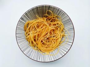 捞出加2勺生抽，1勺蚝油，一勺香油拌匀。