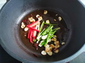 放入青红椒炒匀，