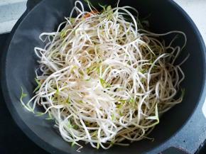 加豆芽炒出水分，