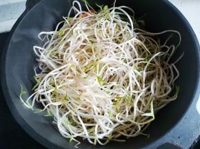 加豆芽炒出水分，