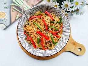 加一勺盐翻炒均匀即可。。