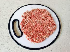 猪肉温水洗净切片再剁成末。