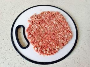 猪肉温水洗净切片再剁成末。