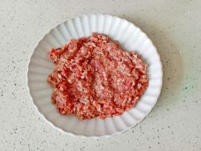 把肉末放入盘中。