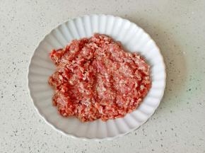 把肉末放入盘中。