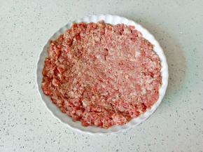 搅拌均匀后摊成圆形。