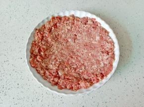 搅拌均匀后摊成圆形。