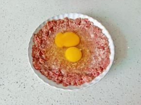 打人两个鸡蛋。