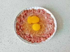 打人两个鸡蛋。