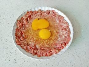 在鸡蛋表面撒一点点细盐。