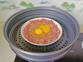 锅里水开把盘子放上去。