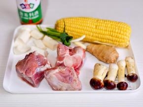 准备食材，松茸洗净，玉米切段，山药去皮切段。