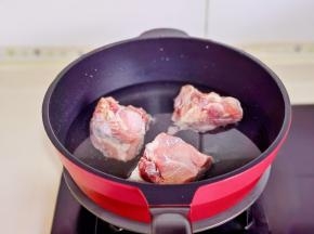 筒骨洗净冷水下锅焯水，烧开后煮5分钟，捞出冲洗干净。