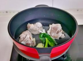 筒骨放入锅中加水，葱结，姜片烧开。