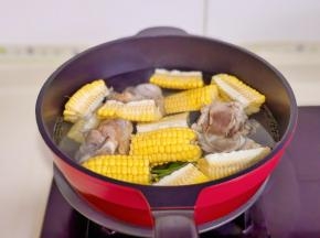 加入切好的玉米。