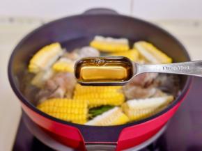 加入料酒盖上盖子烧开转小火炖35分钟。