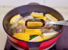 加入料酒盖上盖子烧开转小火炖35分钟。