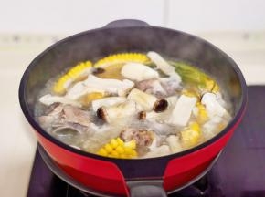 加入山药，松茸炖15分钟。