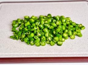 线椒洗净去跟切段。