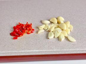 小米辣切段，蒜去皮。