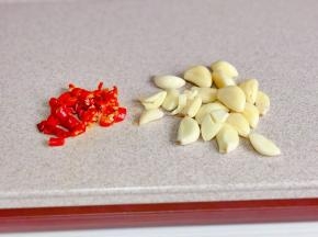 小米辣切段，蒜去皮。