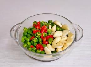 食材放入器具中。