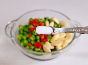 加入盐抓匀腌制15分钟，把水分挤干。