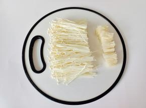 金针菇洗净挤干水分，把前面部分切掉。