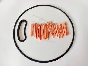 火腿肠切成细丝。