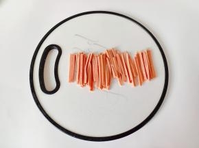 火腿肠切成细丝。