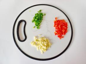 红椒，蒜，葱切丁备用。