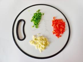 红椒，蒜，葱切丁备用。