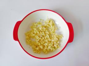 把蒜放入碗里。