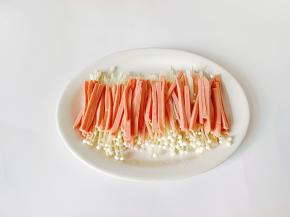 盘子铺一层金针菇，再铺上火腿丝。