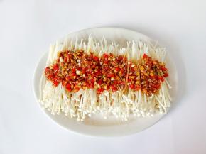 再盖上一层金针菇，铺上蒜蓉酱。