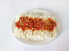 再盖上一层金针菇，铺上蒜蓉酱。