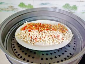 锅里水开把盘子放上去。