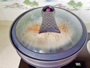 盖上盖子蒸六分钟即可。