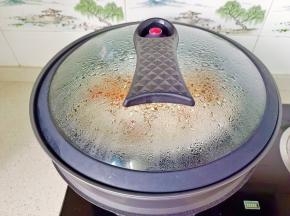 盖上盖子蒸六分钟即可。