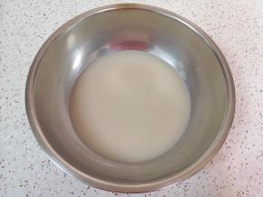 温水中加入发酵粉和糖混合均匀。 