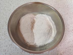 加入全麦粉和中筋面粉。