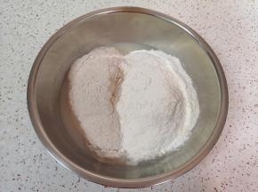 加入全麦粉和中筋面粉。