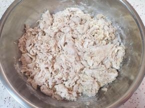 先用筷子搅拌成絮状。 
