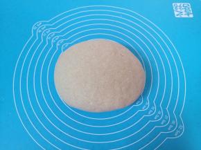 再将面絮倒在揉面垫上（椽头馍的面团比较硬，在揉面垫上揉面更好操作），揉成光滑的面团，放入盆里盖上保鲜膜发酵至两倍大。