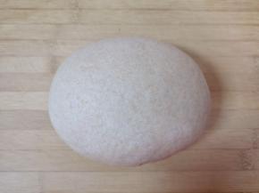 发酵好的面团揉光排气。